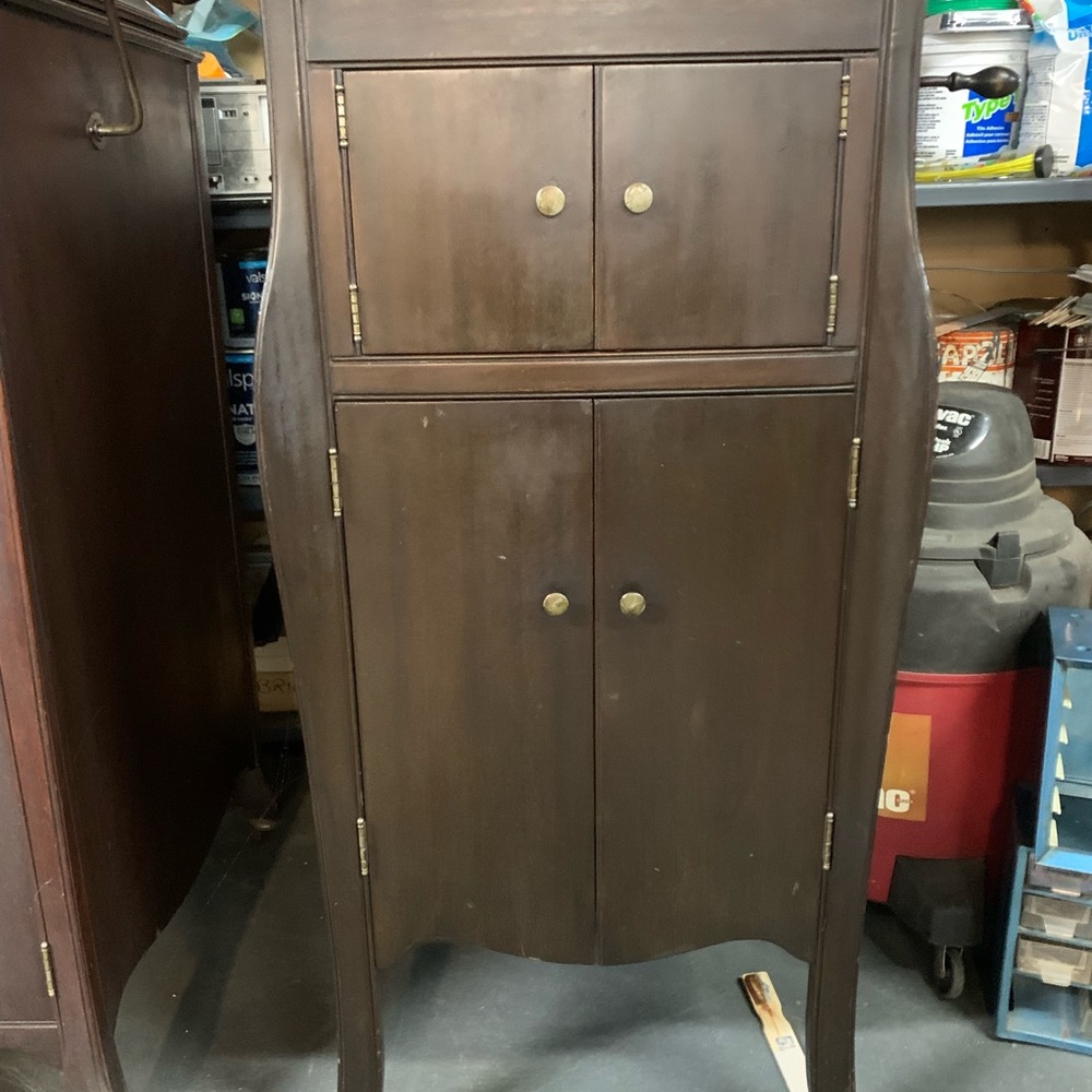 Description: ANTIQUE VICTOR TALKING MACHINE